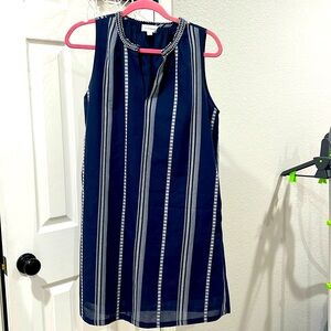Evereve Navy-White sleeveless shift dress.  EUC - size M -